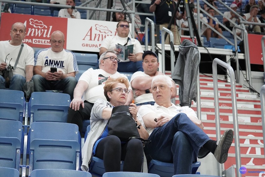 Kibice i cheerleaderki podczas meczu Anwil Włocławek - Grupa...