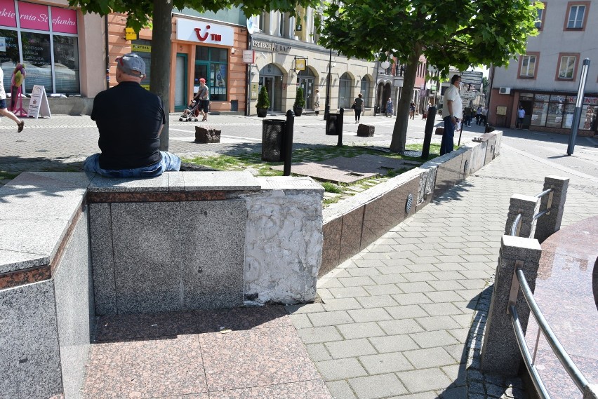 Chrzanowski rynek czeka na remont i zieleń. Na razie to betonowa wyspa w sercu miasta [GALERIA]