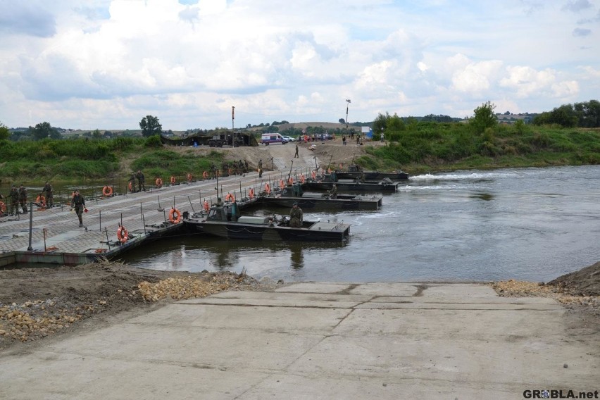 Świniary-Sierosławice. Wojsko rozebrało most pontonowy, od piątku można korzystać z przeprawy między Ispiną a Nowym Brzeskiem