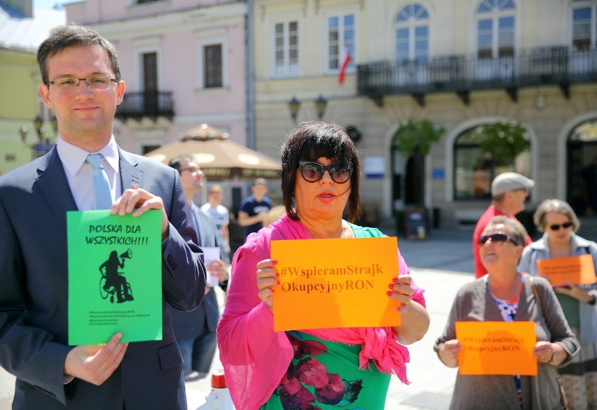 Manifestacja poparcia dla niepełnosprawnych w Piotrkowie