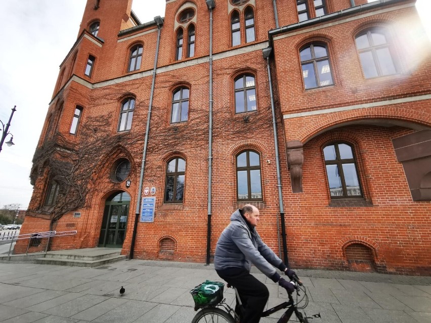 Kilkanaście dni temu pisaliśmy o etatach i zarobkach w...