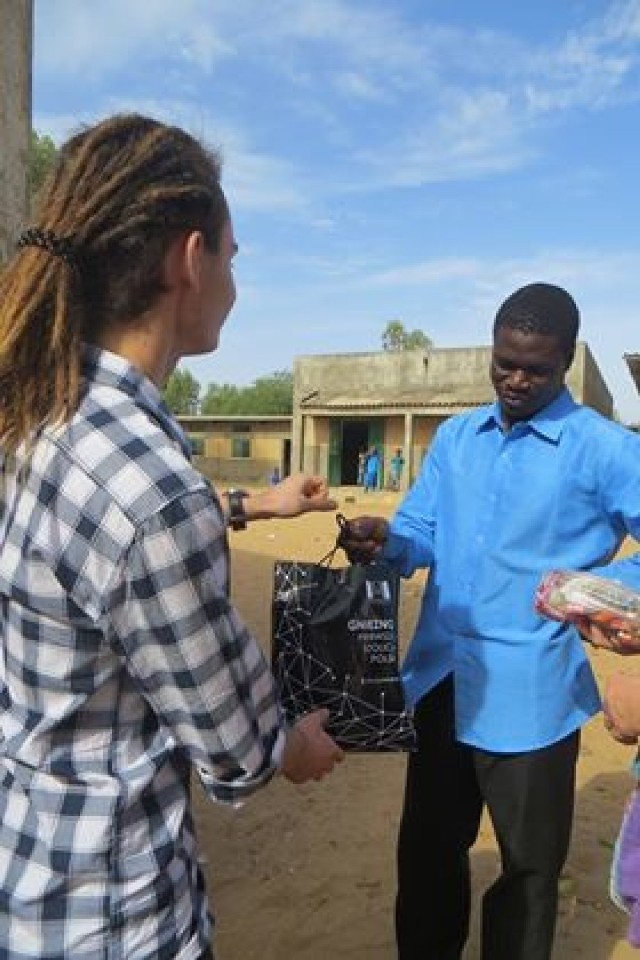 Rodzina Dąbrowskich z Gniezna postanowiła pomóc miejscowej ludności w Senegalu.