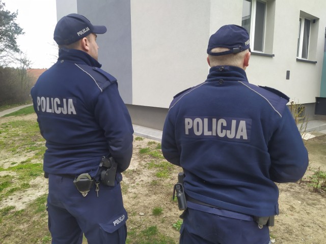 Policjanci codziennie sprawdzają czy osoby objęte kwarantanną przebywają w miejscu zamieszkania i nie narażają innych na ryzyko zakażenia koronawirusem, a także czy potrzebują wsparcia