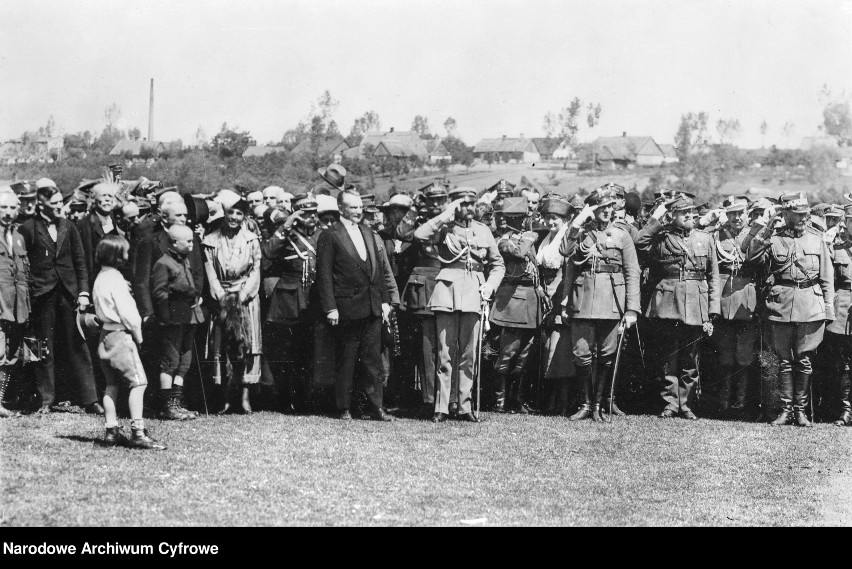 Marszałek Józef Piłsudski, wraz z oficerami, na uroczystości...