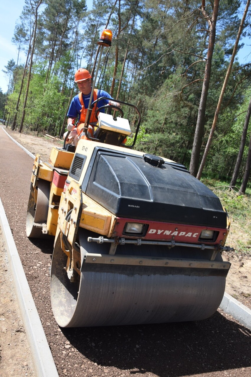 77 mln zł wsparcia z rządowego funduszu na budowę 3 obwodnic w Łódzkiem. Umowy podpisano w Pradze koło Poddębic ZDJĘCIA