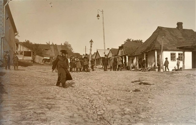 Ta piękna fotografia została wykonana w galicyjskim miasteczku. Jakim? Nie wiadomo