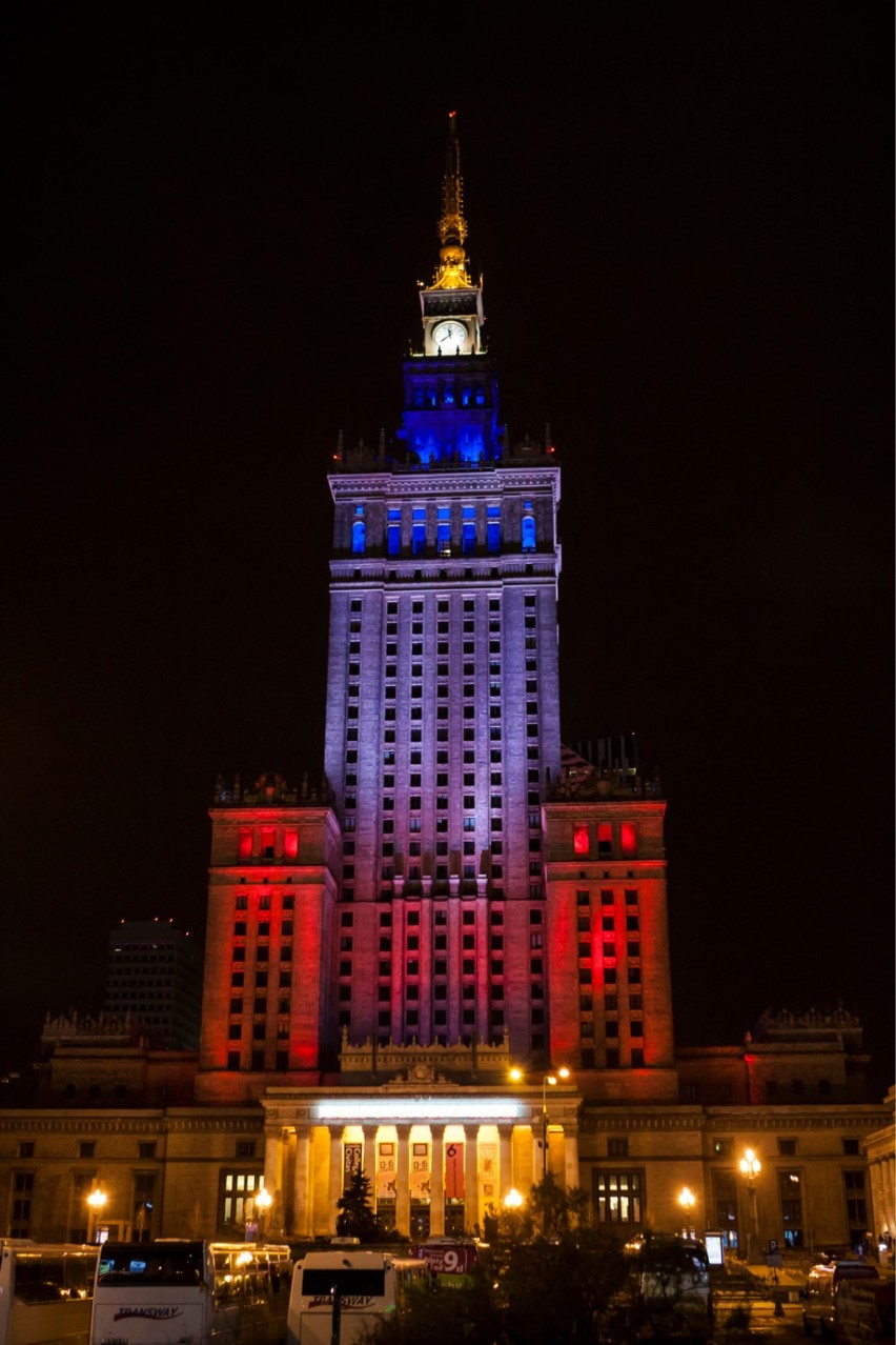Pałac Kultury i Nauki we flagę Francji i księga. Warszawa odda hołd ofiarom zamachu w Nicei