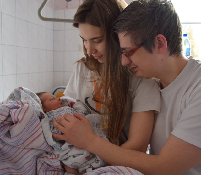 Katarzyna Kowalska z Władysławowa i jej rodzice: Natalia i Krystian, ur. 28.03.2018 r., 
godz. 21:45, 
56 cm, 
3310 g, 
Szpital Pucki