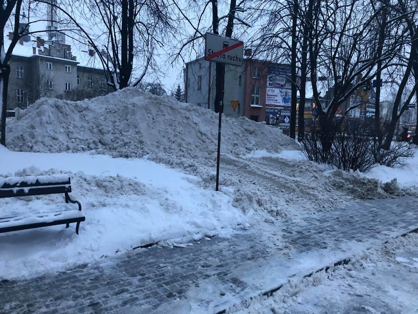 Śniegowa góra w okolicy ul. Dąbrowskiego w Rzeszowie [ZDJĘCIA CZYTELNIKA]