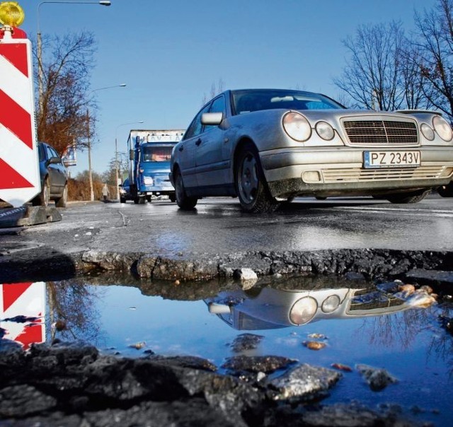 Dziura na ulicy Pułaskiego jest tak duża, że wjeżdżając do niej, można stracić koło