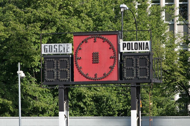 Stadion Polonii przez ostatnie kilka lat zmienia się coraz bardziej, ale zegar pamięta najdawniejsze mecze. Fot. Piotr Galas