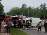 Wypadek na wiadukcie ul. Wojska Polskiego w Kościerzynie. Zderzyły się dwa samochody [ZDJĘCIA]