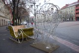 Montaż ozdób  świątecznych w Tychach na placu Baczyńskiego. Zobaczcie zdjęcia