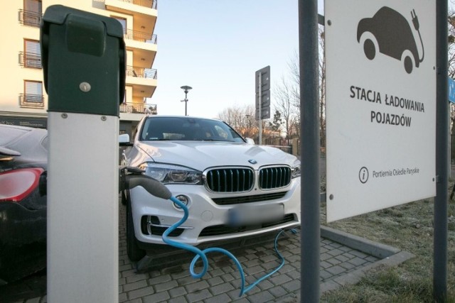 Stacje ładowania samochodów to coraz częstszy widok na polskich parkingach. W Gorlickiem takie instalacje dopiero się pojawiają