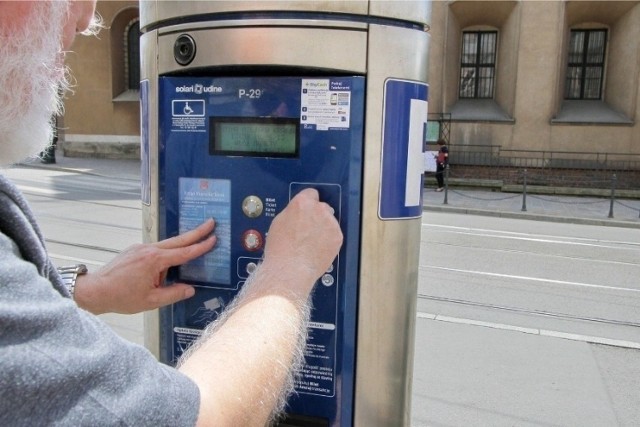 W Nowym Targu pojawiło się więcej parkomatów. Od 2 listopada urządzenia działają, w kierowcy muszą uiszczać opłatę za postój