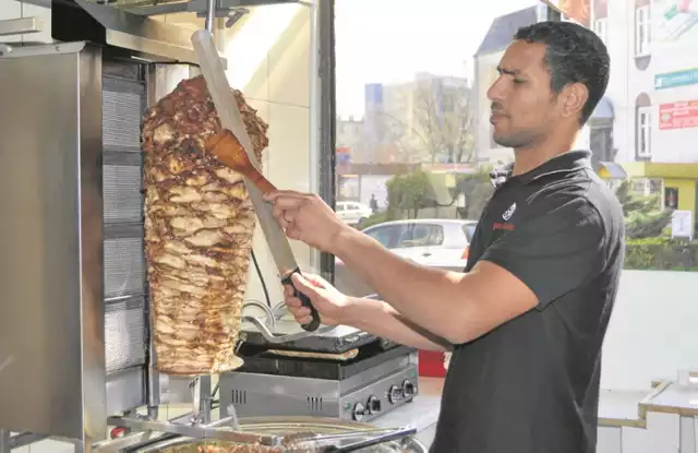 Egipcjanie w oleśnickim Luxor Kebabie  sprzedają mieszkańcom smaki ze swoich rodzinnych stron, chętnych smakoszy nie brakuje