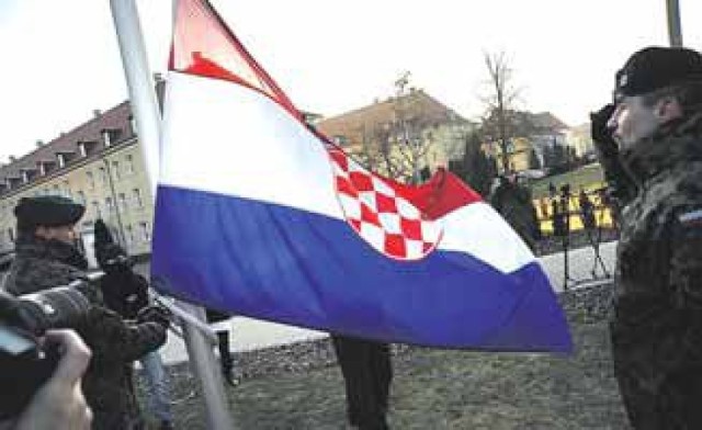 W Koszarach Bałtyckich uroczyście podniesiono na maszt flagę ...