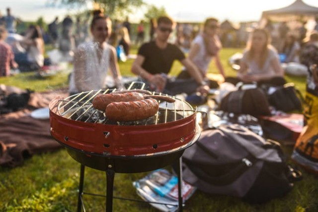 Sezon grillowy w Polsce już wkrótce zacznie się na dobre. Jednak jeśli ktoś chce skorzystać z pięknej pogody i pogrillować, to musi pamiętać o koronawirusowych obostrzeniach. Za co można dostać mandat przy okazji grilowania ze znajomymi? Sprawdźcie!

WIĘCEJ NA KOLEJNYCH STRONACH>>>