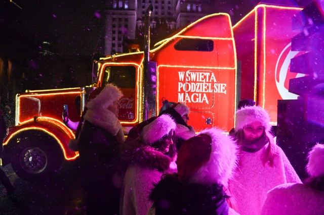 Ciężarówka Coca-Coli to jedna z najbardziej wyczekiwanych zimowych atrakcji. Słynny pojazd od prawie trzech dekad wyrusza w podróż do wybranych miast w Polsce, by nieść świątecznego ducha.