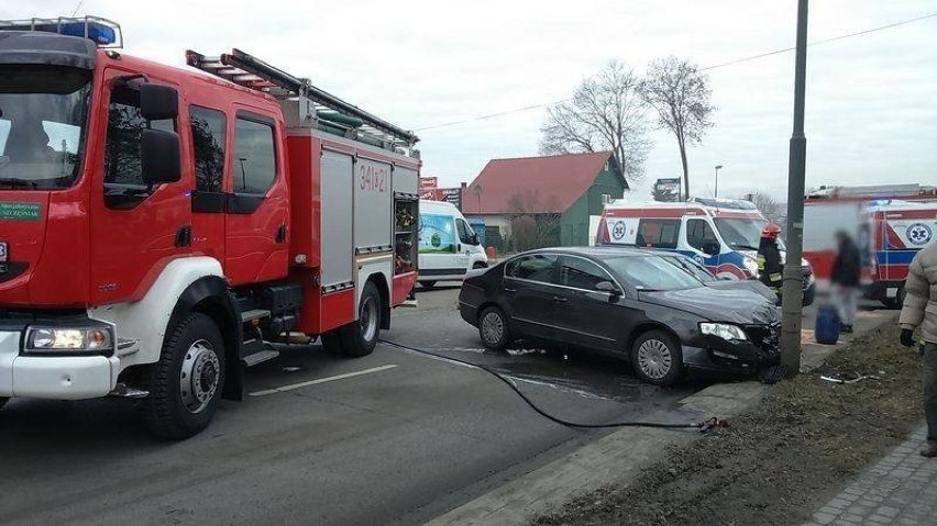 Zderzenie trzech aut na Królowej Jadwigi. Jedna osoba w szpitalu