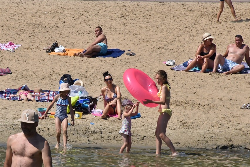 Lato nad jeziorem Rychnowskim - upalny dzień przyciągnął na plażę spragnionych słońca mieszkańców i turystów ZDJĘCIA