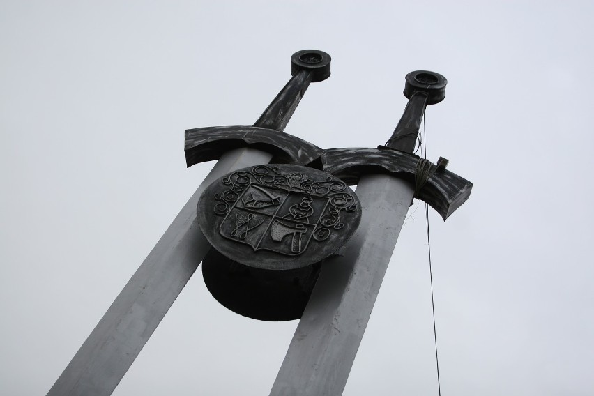 Pomnik przedstawiające dwa nagie miecze przy dworcu PKS