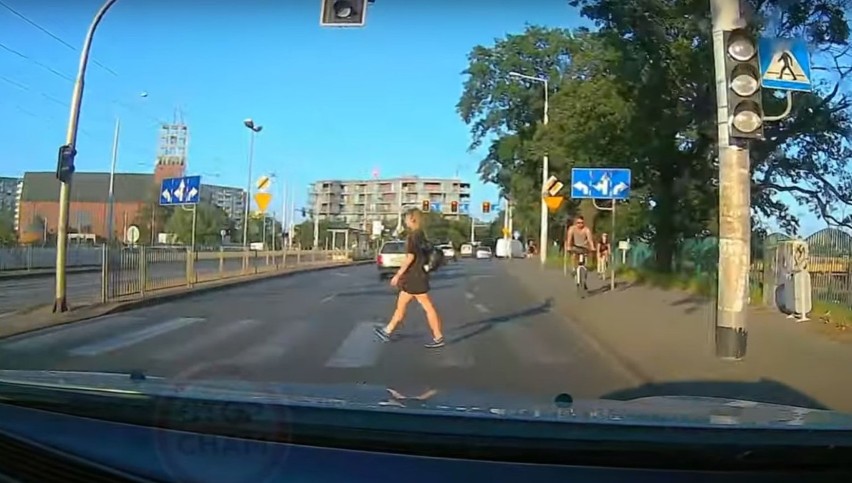 Dziewczyna na pasach, jeden kierowca się zatrzymuje, a drugi... Kolejne szokujące nagranie z Wrocławia [ZOBACZCIE FILM]