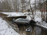 Gmina Choczewo: auto wypadło z drogi i wjechało do rzeki |ZDJĘCIA