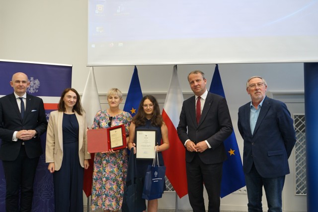 Nina Szacht zwyciężyła konkurs "Moje powstańcze korzenie. Powstanie Wielkopolskie we wspomnieniach rodzinnych" organizowany przez Wojewodę Wielkopolskiego Michała Zielińskiego.