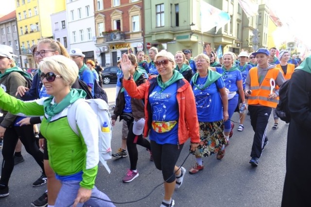 Dzisiaj rano po mszy świętej w katedrze Świętych Janów po raz 41. wyruszyła z Torunia Piesza Pielgrzymka na Jasną Górę. Oprócz pielgrzymów Diecezji Toruńskiej z Torunia po raz 39. wyruszyła także Pielgrzymka Ziemi Lubawskiej. Ci pielgrzymi są już na trasie od kilku dni. Do Częstochowy pątnicy dotrą 12 sierpnia po południu. Dziennie pielgrzymi pokonują około 30 kilometrów. 

Uczestników modlitewnej wędrówki żegnali mieszkańcy, a także księża i władze Torunia. Łącznie w pielgrzymce idzie około 2 tysięcy osób. 

Zobacz także:

Parkrun Toruń
Toruń kocha rolki

NowosciTorun