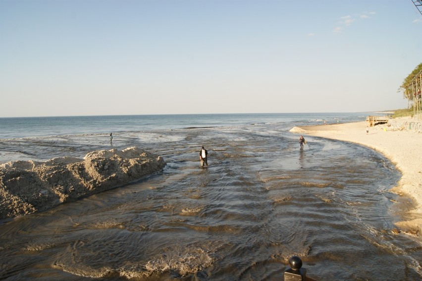 Łeba: Refulacja plaż trwa. Poszukiwaczy jantaru nie brakuje