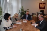 W Urzędzie Miejskim w Błaszkach podpisano umowę na rewitalizację parków