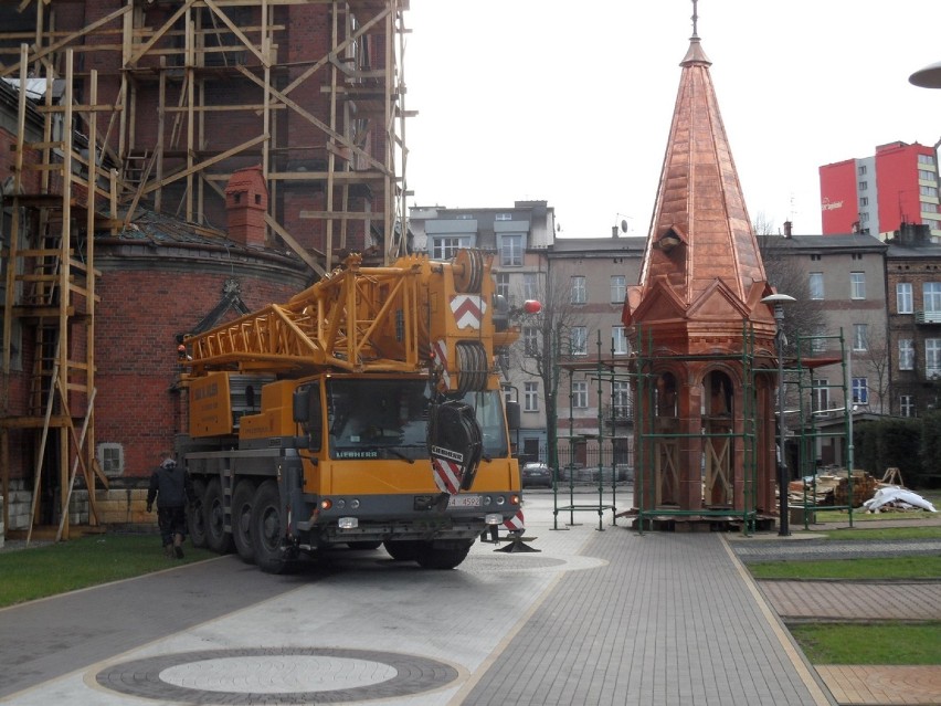 Katedra w Sosnowcu z nową wieżyczką [ZDJĘCIA, WIDEO]. Trwa montaż