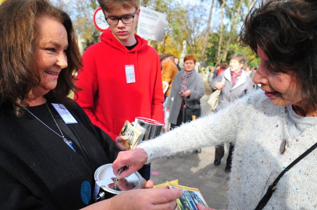 Wszystkich Świętych 2018 w Krakowie. Znane osobowości kwestowały na Cmentarzu Rakowickim