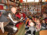 Rycerz czytał dzieciakom w bibliotece w Pińczowie. Pokazywał też zbroję i broń. Zobacz zdjęcia