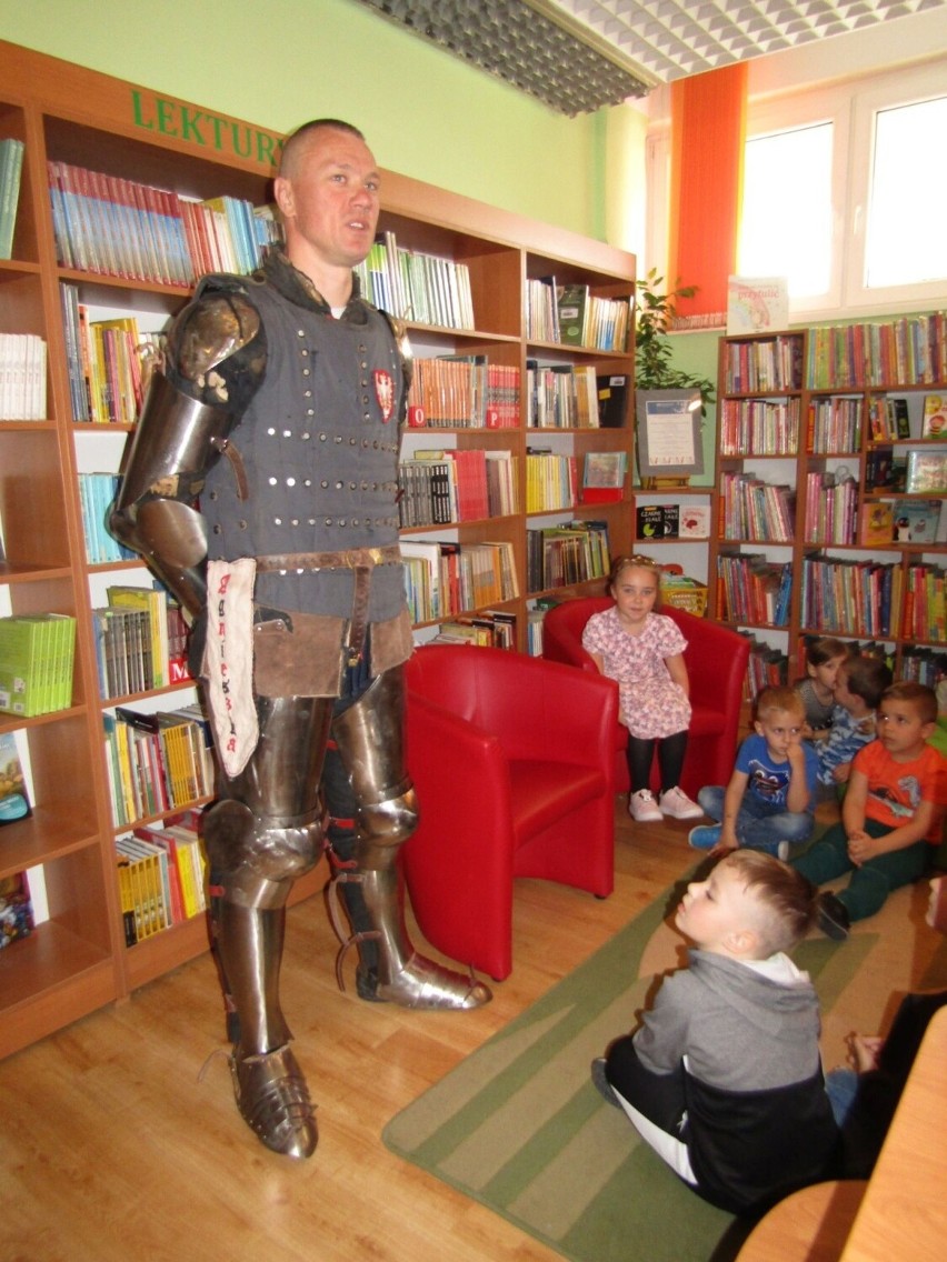 Rycerz czytał dzieciakom w bibliotece w Pińczowie. Pokazywał też zbroję i broń. Zobacz zdjęcia