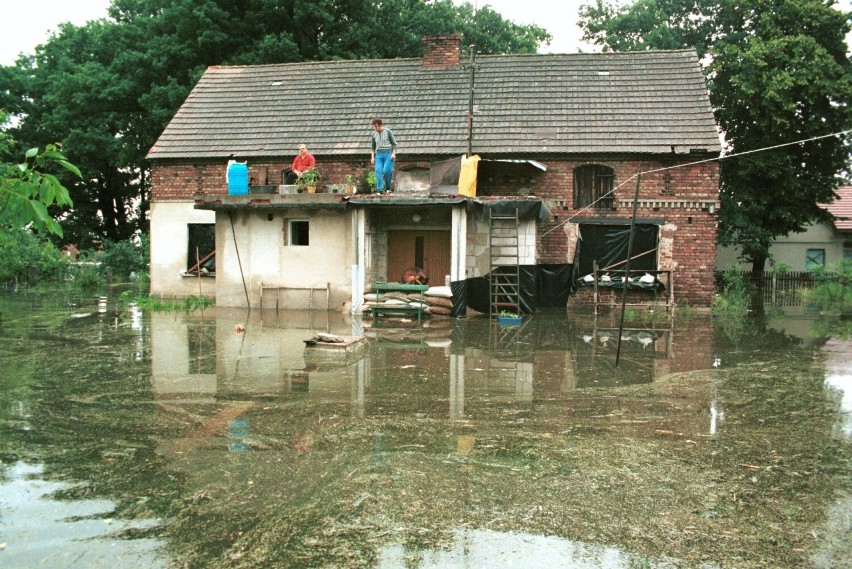 Jedną ze wsi, które najbardziej ucierpiały w wyniku powodzi,...