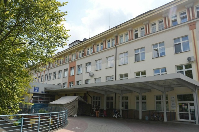Wejście główne do starego pawilonu szpitala w Stalowej Woli