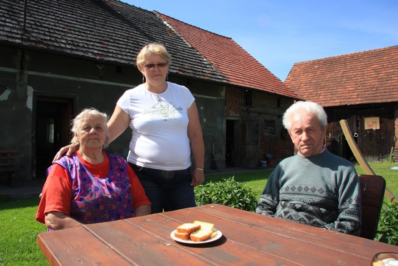 Pani Maria z córką Ireną i mężem Antonim przed swoim domem,...