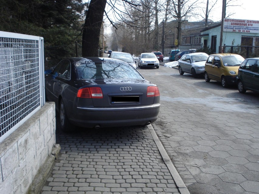 Miszczowie parkowania w Rybniku. Zobaczcie jak zostawiają swoje samochody