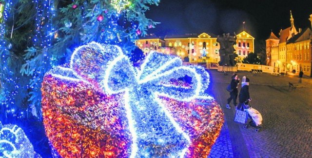 Wszystkie miejscowości na Kujawach i Pomorzu rozbłysły świątecznymi iluminacjami. Tak po zapadnięciu zmroku prezentuje się Stary Rynek w Bydgoszczy