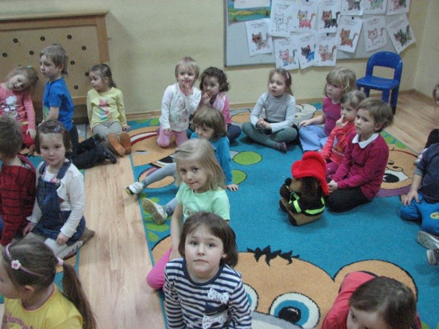 Dzieciom z Prywatnego Przedszkola Kubusia Puchatka w Opocznie czytał  mł. bryg. Andrzej Śpiewak z PSP