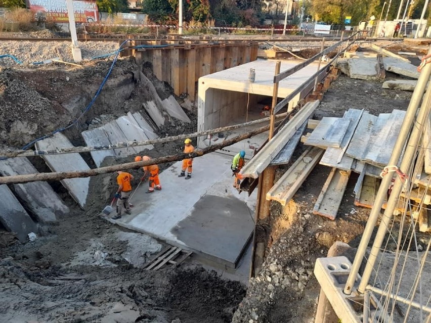 Trwa montaż elementów tunelu pieszo-rowerowego w ulicy...