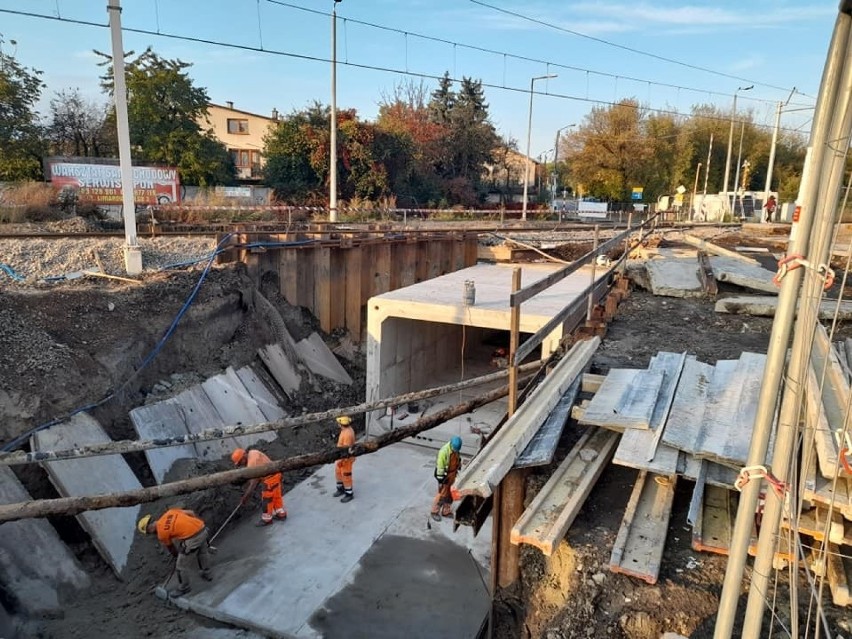 Trwa montaż elementów tunelu pieszo-rowerowego w ulicy...