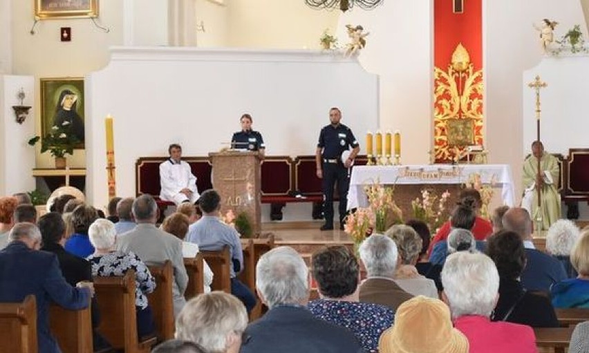 Policjanci w kościele w Skępem i Łąkiem promowali bezpieczeństwo na drodze [zdjęcia]