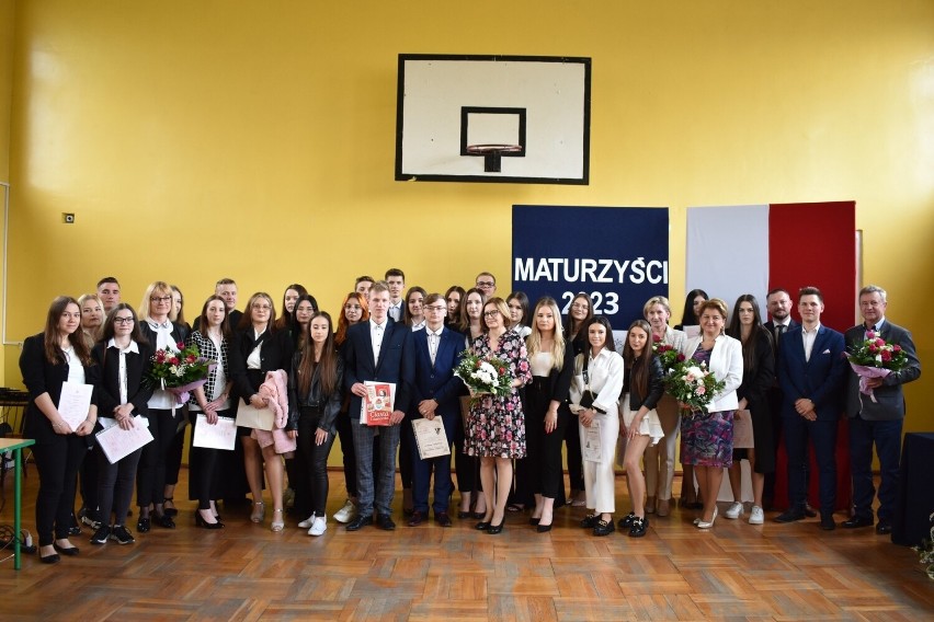 Zakończenie roku szkolnego klas maturalnych w Zespole Szkół im. Żołnierzy Armii Krajowej w Makowie Mazowieckim