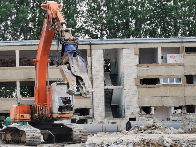 Trwa wyburzanie byłych toruńskich zakładów Torpo. Niewykluczone, że w tym miejscu powstaną nowe mieszkania. W tej chwili jednak kawał historii Torunia jest równany z ziemią. Zobaczcie, jak wygląda wyburzanie Torpo

Zobacz zdjęcia na kolejnych stronach >>>>