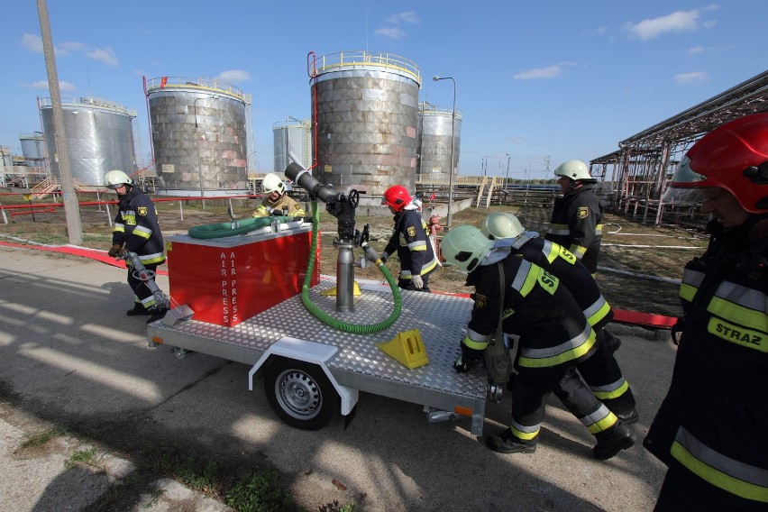 Zakłady Azotowe "Puławy". Strażacy ćwiczyli gaszenie pożaru benzenu (FOTO) 