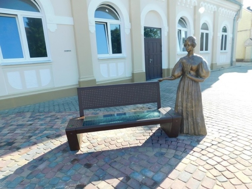 W Szczańcu przy urzędzie gminy stanęła ławeczka Emilii Sczanieckiej [zdjęcia]