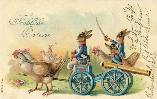 Na dawnych pocztówkach pojawiają się znane symbole Wielkanocy jak zające, kurczęta i jajka, ale także elementy militarne. To był dość popularny motyw przed wieloma laty. Izolda Wysiecka ma niezwykłą kolekcję